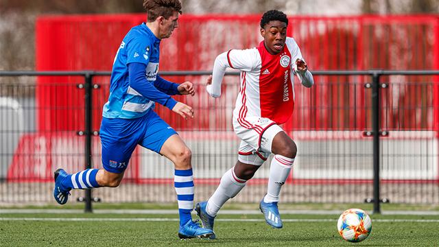 阿贾克斯欧冠征途：从辉煌到深渊的挣扎